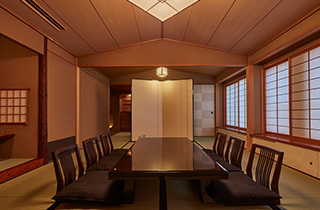 During bar time, enjoy Japanese whiskey and authentic cocktails.