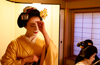Experience the ancient capital through a tatami room 
experience with a MAIKO